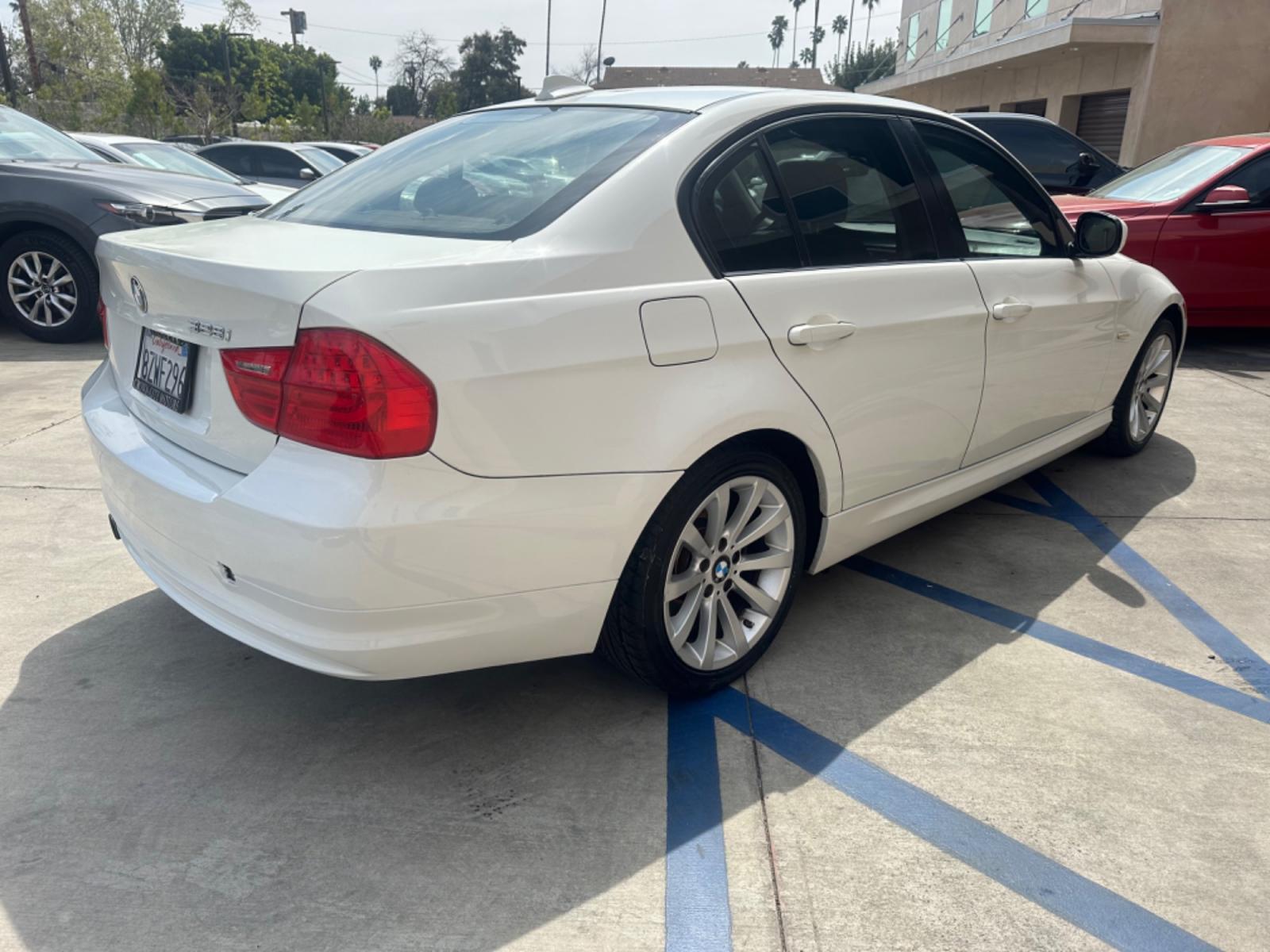 2011 White /Black BMW 3-Series 328i SA SULEV (WBAPH5G55BN) with an 3.0L L6 DOHC 24V engine, Automatic transmission, located at 30 S. Berkeley Avenue, Pasadena, CA, 91107, (626) 248-7567, 34.145447, -118.109398 - Photo #4